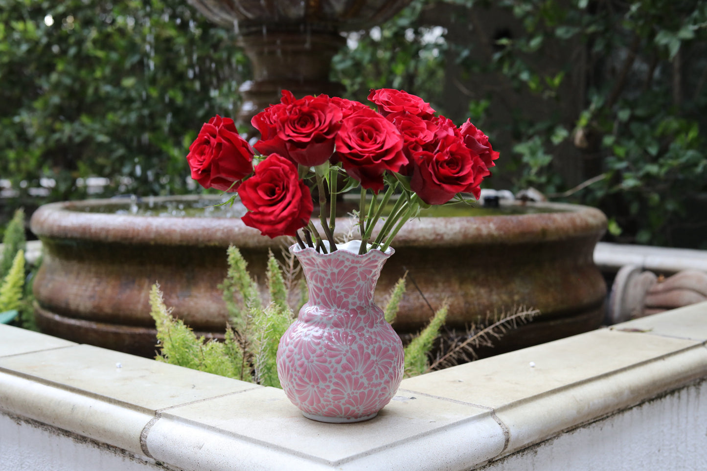 Rosa con Talavera Florero Blanco